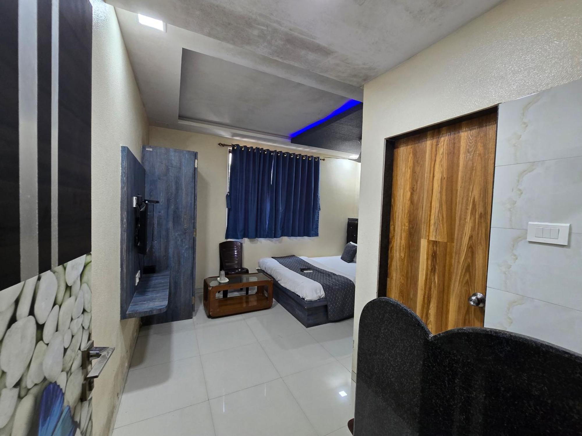 Hotel Mari Aai Residency Nova Bombaim Quarto foto